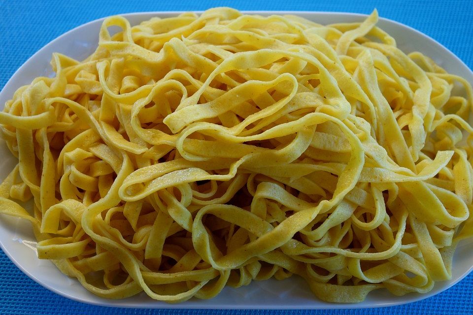 Bandnudeln, selbstgemacht, weiß und grün