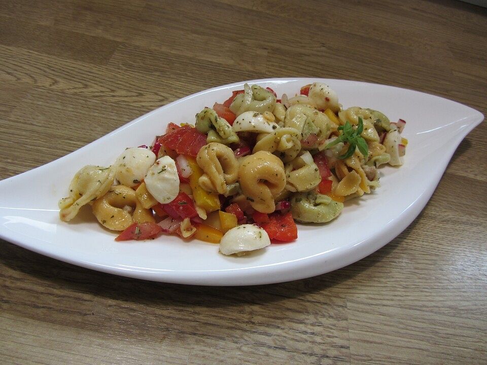 Tortellinisalat mit Tomaten und Mozzarella von sasse| Chefkoch