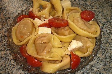 Tortellinisalat mit Tomaten und Mozzarella