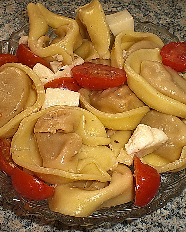 Tortellinisalat mit Tomaten und Mozzarella