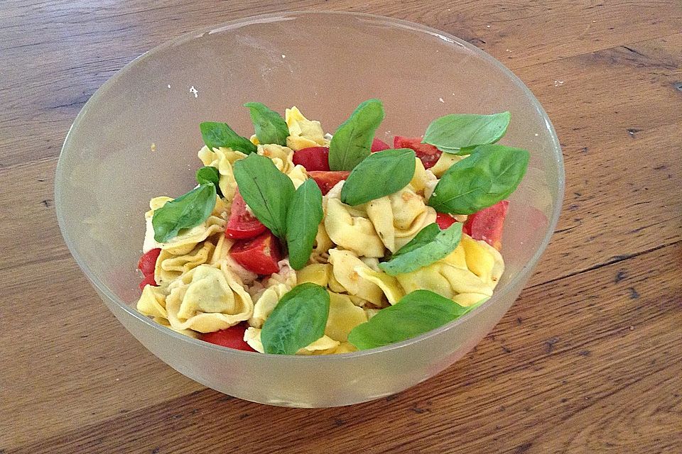 Tortellinisalat mit Tomaten und Mozzarella