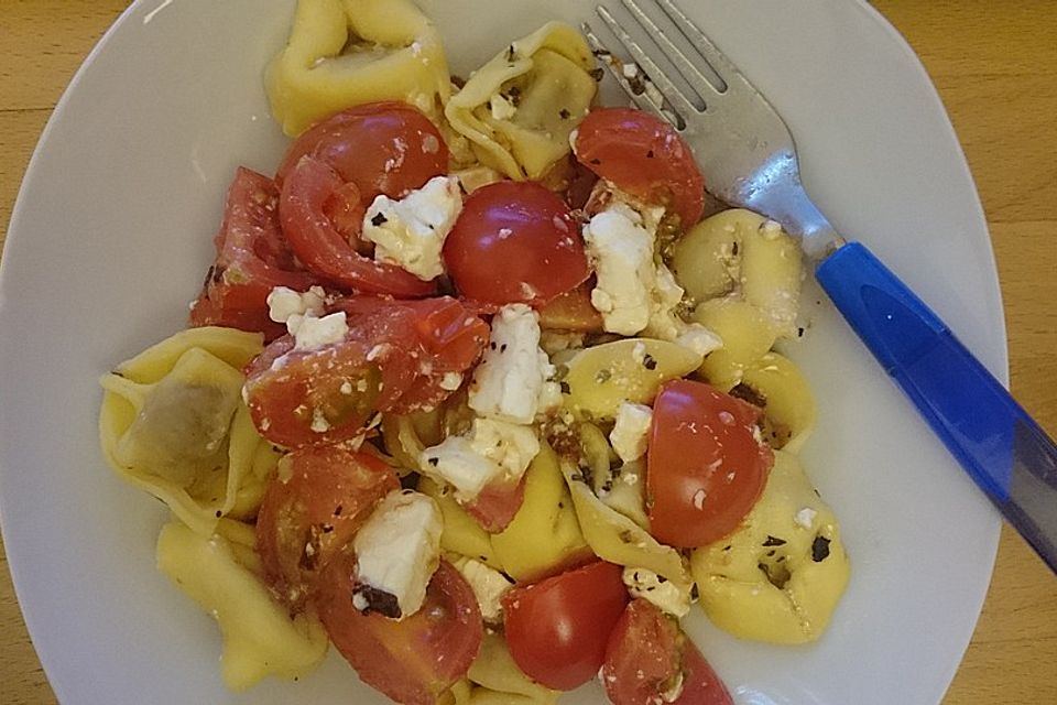 Tortellinisalat mit Tomaten und Mozzarella