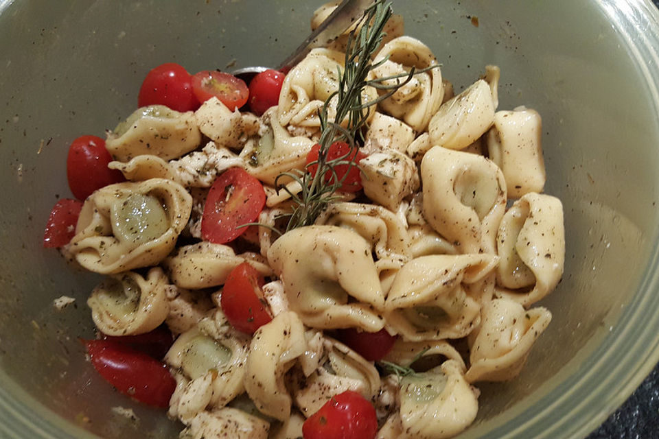 Tortellinisalat mit Tomaten und Mozzarella