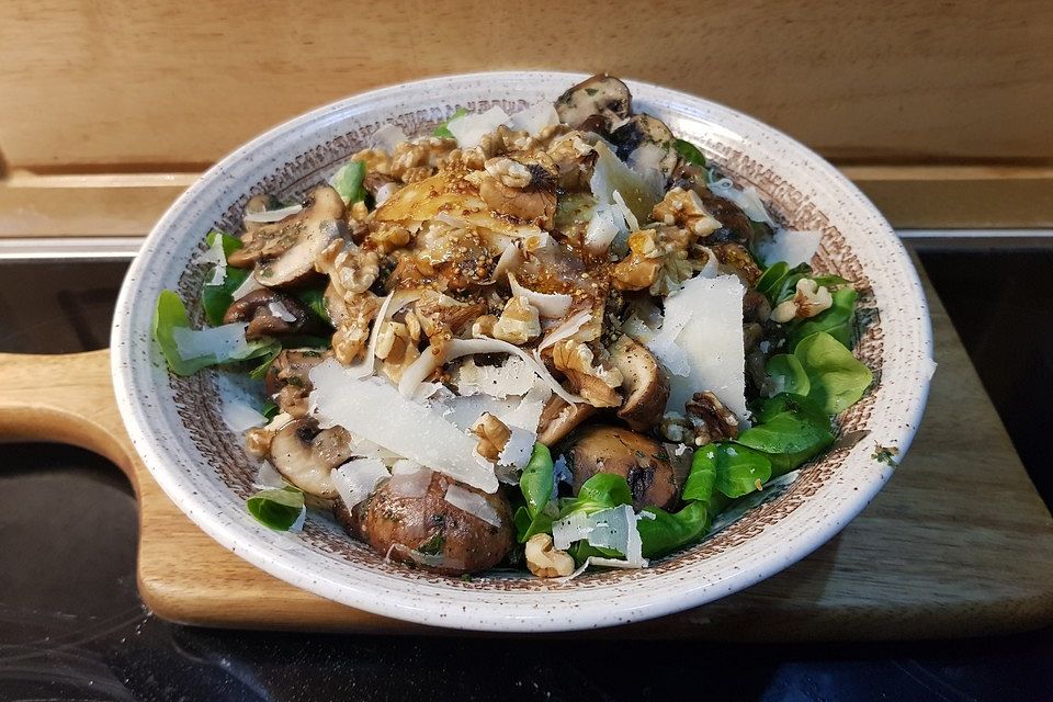 Feldsalat mit gebratenen Champignons