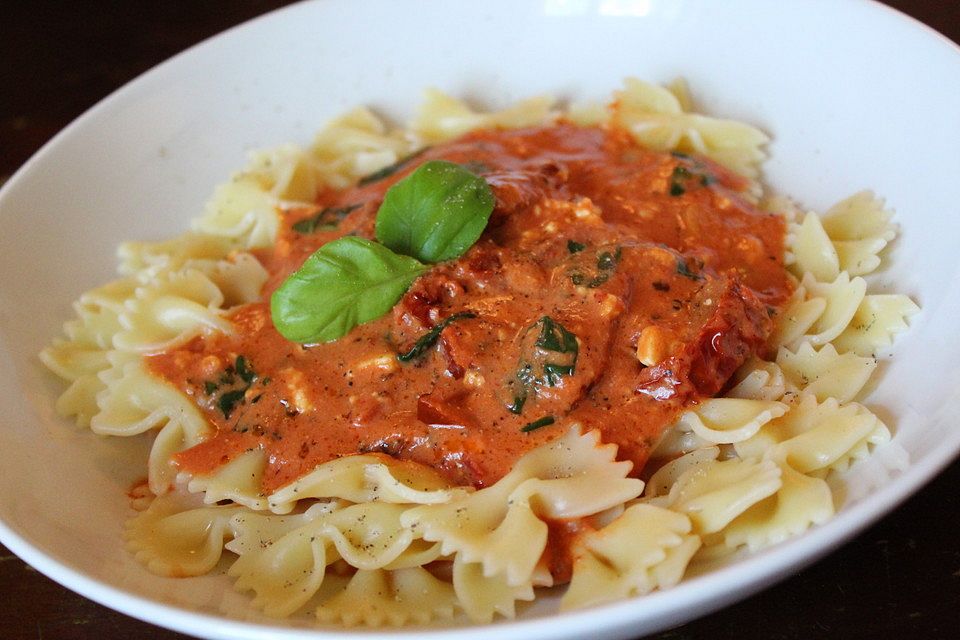 Mediterrane Tomatensauce mit eingelegten Tomaten, Feta und frischem Basilikum