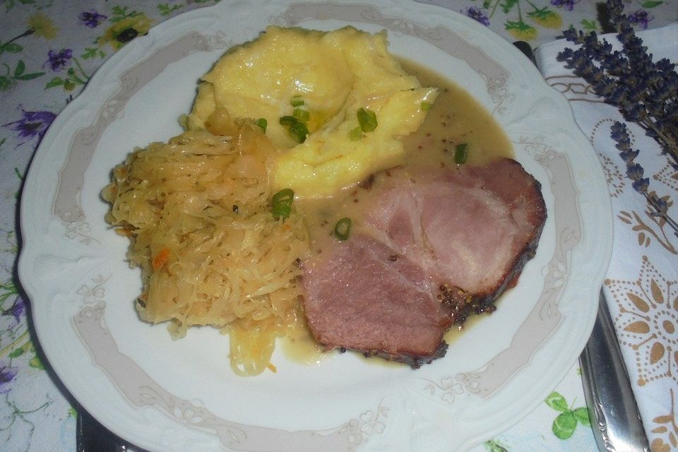 Honig-Kasseler mit Ananaskraut