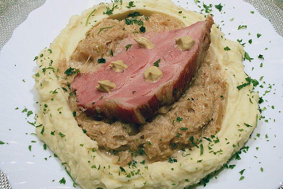 Honig-Kasseler mit Ananaskraut