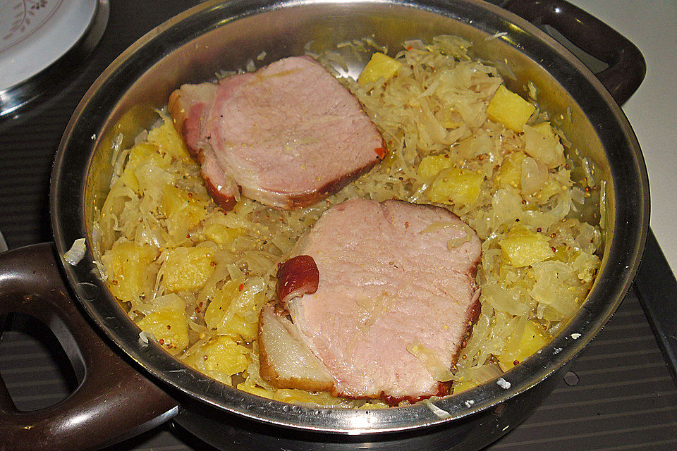 Honig-Kasseler mit Ananaskraut