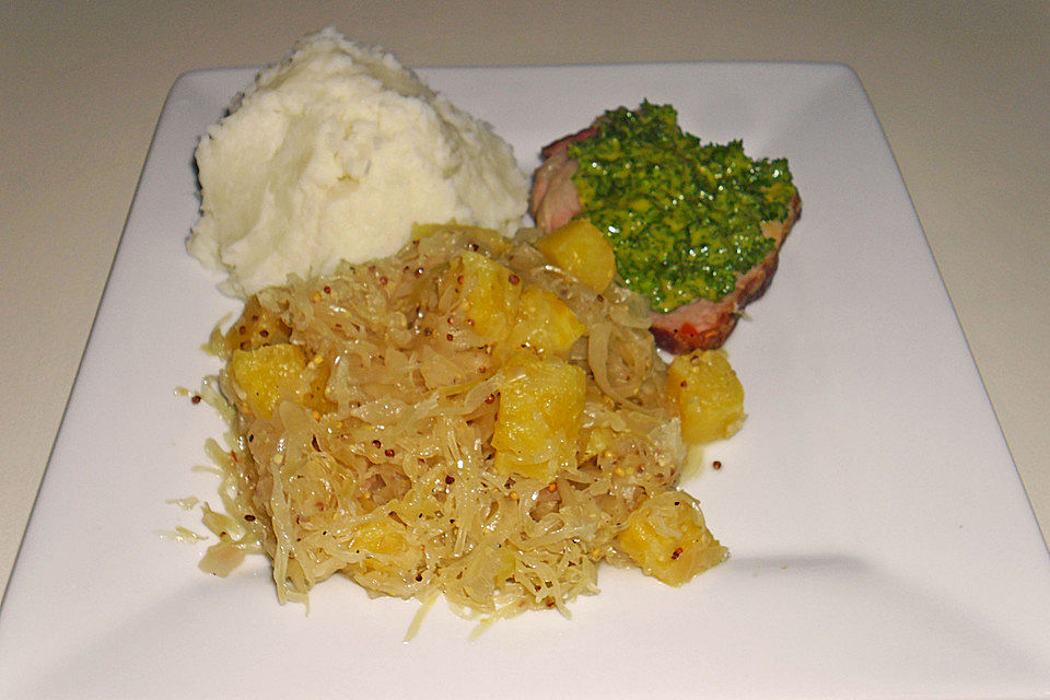 Honig-Kasseler mit Ananaskraut