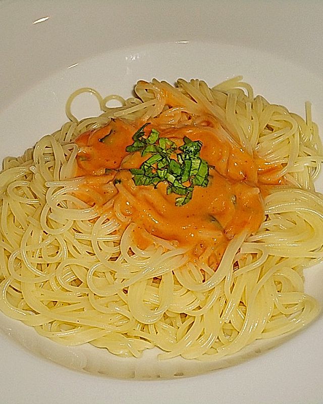 Spaghetti bzw. Nudeln mit roter Gorgonzolasoße