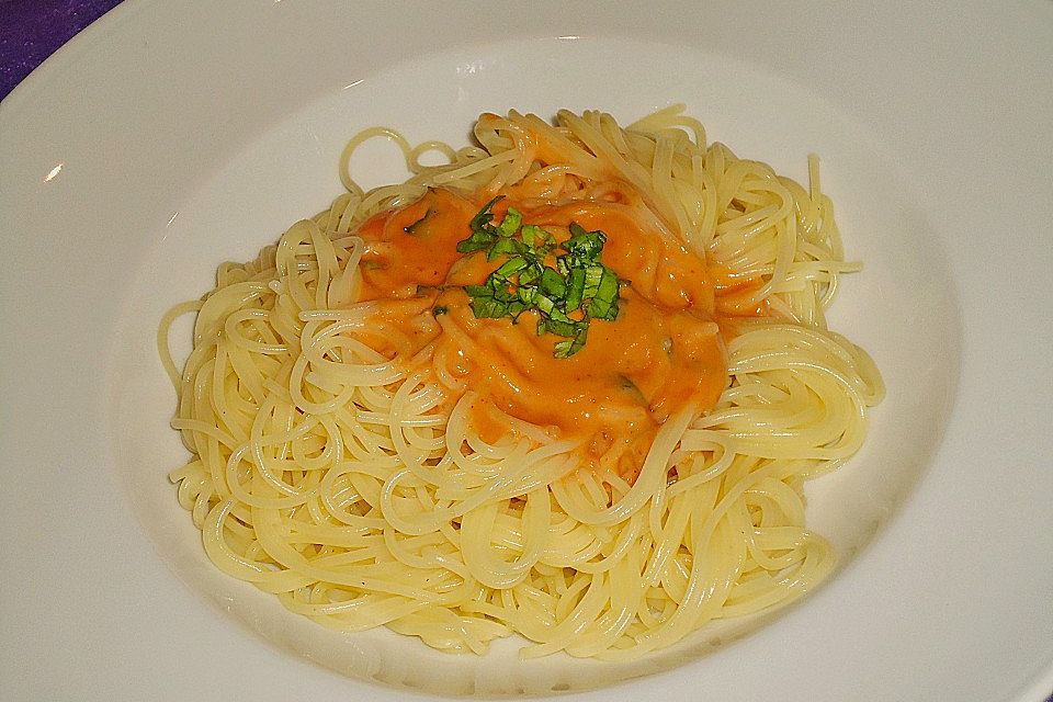 Spaghetti bzw. Nudeln mit roter Gorgonzolasoße