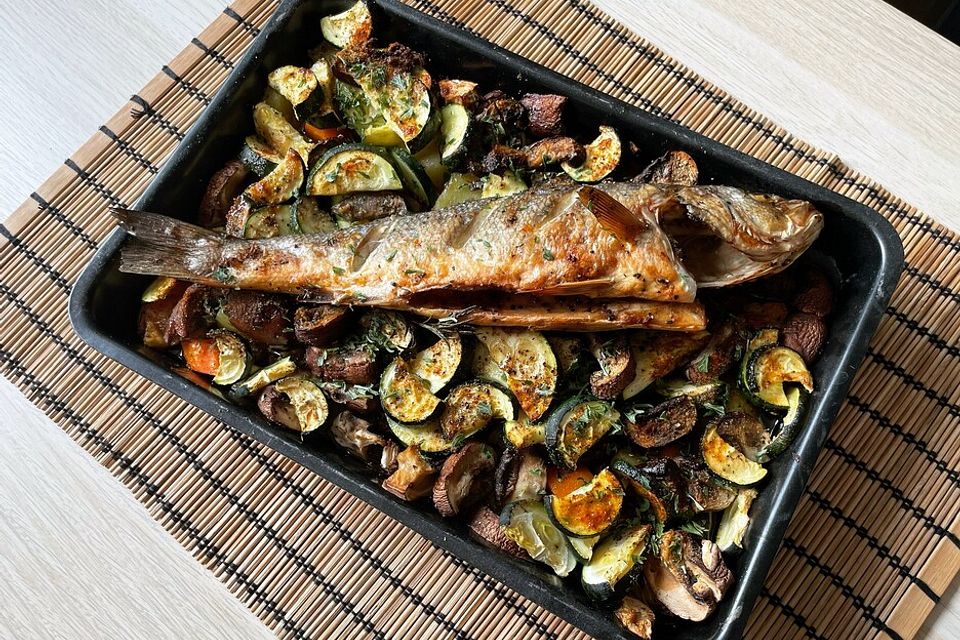 Wolfsbarsch (Loup de mer) vom Blech mit Gemüse