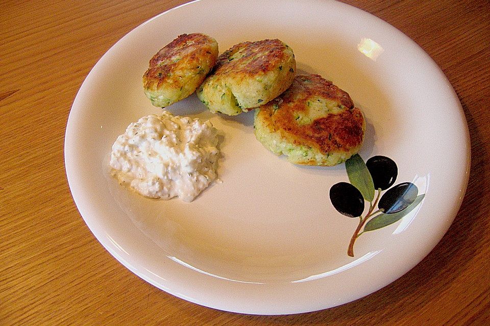 Zucchini - Kartoffel - Küchlein mit Hüttenkäse - Dip