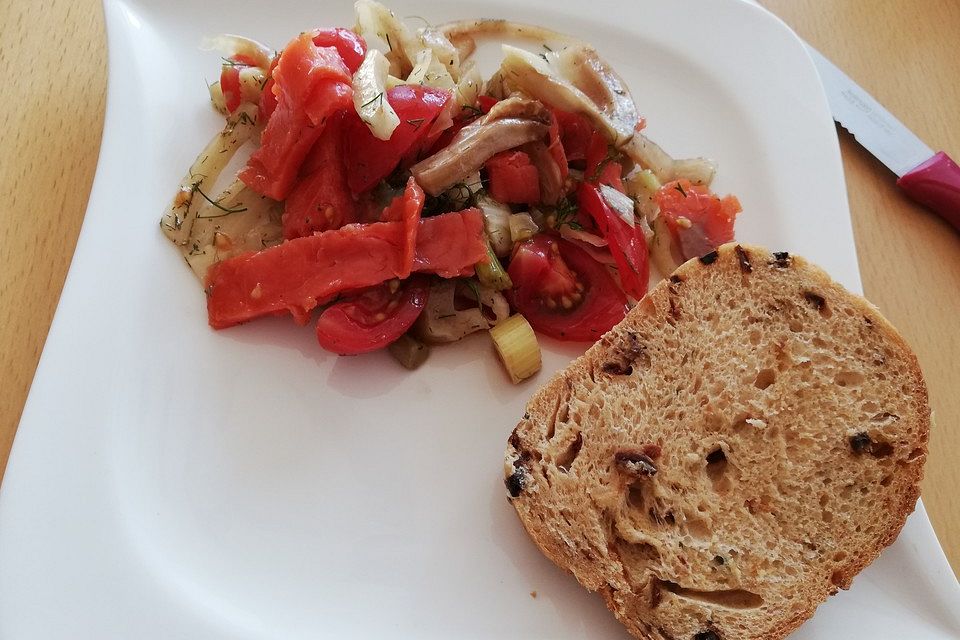 Marinierter Fenchel mit Räucherlachs und Kirschtomaten