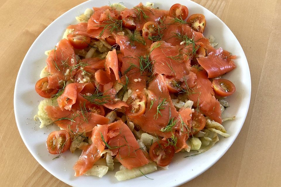 Marinierter Fenchel mit Räucherlachs und Kirschtomaten