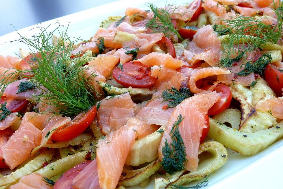 Marinierter Fenchel mit Räucherlachs und Kirschtomaten