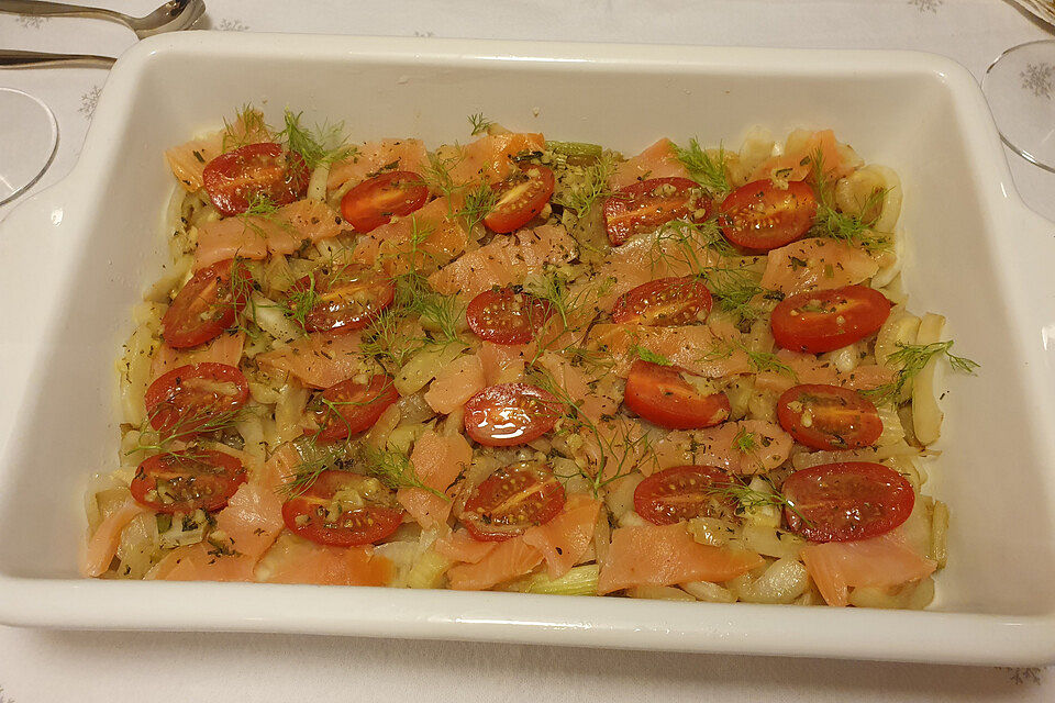 Marinierter Fenchel mit Räucherlachs und Kirschtomaten