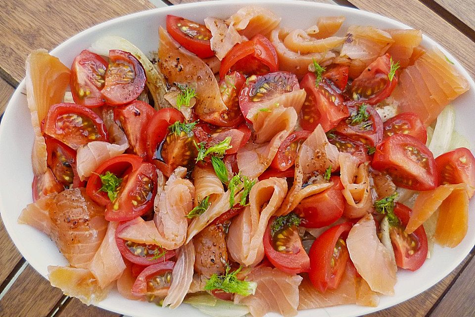 Marinierter Fenchel mit Räucherlachs und Kirschtomaten