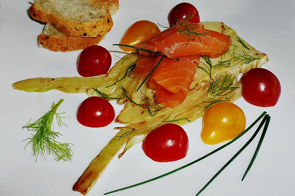 Marinierter Fenchel mit Räucherlachs und Kirschtomaten