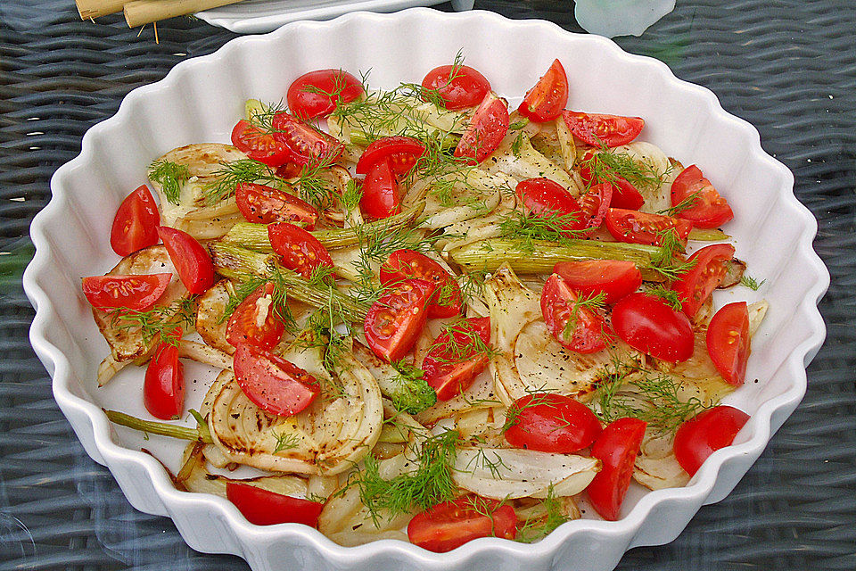 Marinierter Fenchel mit Räucherlachs und Kirschtomaten