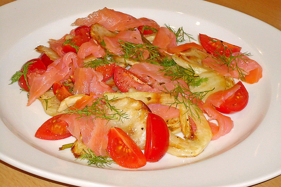 Marinierter Fenchel mit Räucherlachs und Kirschtomaten