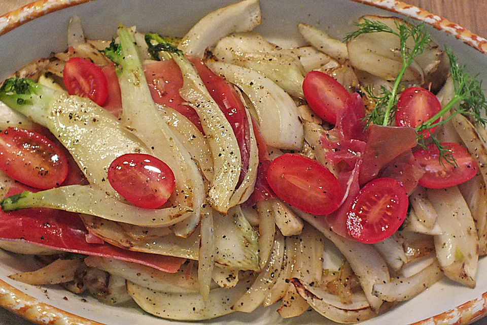 Marinierter Fenchel mit Räucherlachs und Kirschtomaten