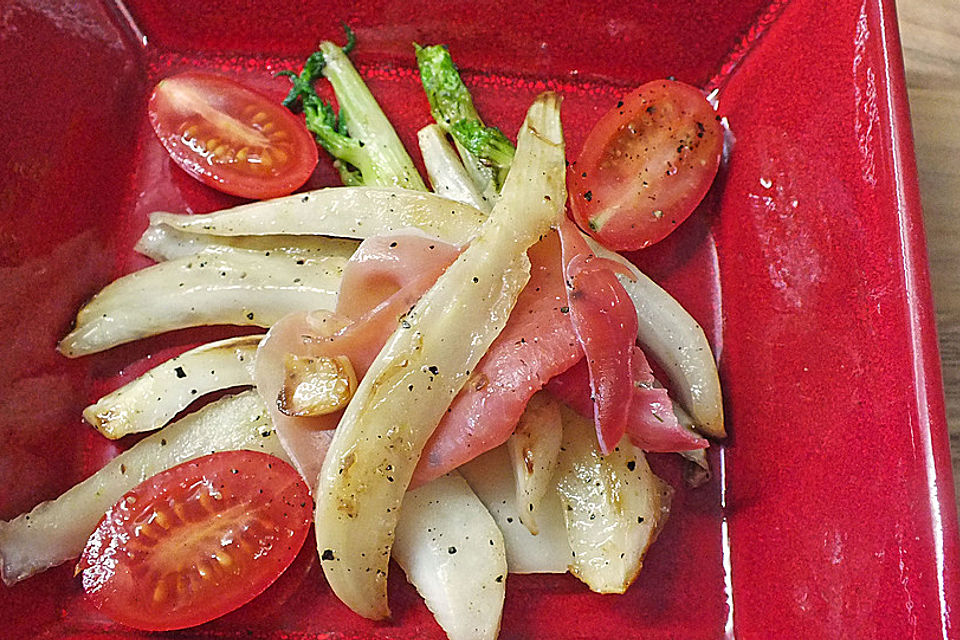 Marinierter Fenchel mit Räucherlachs und Kirschtomaten