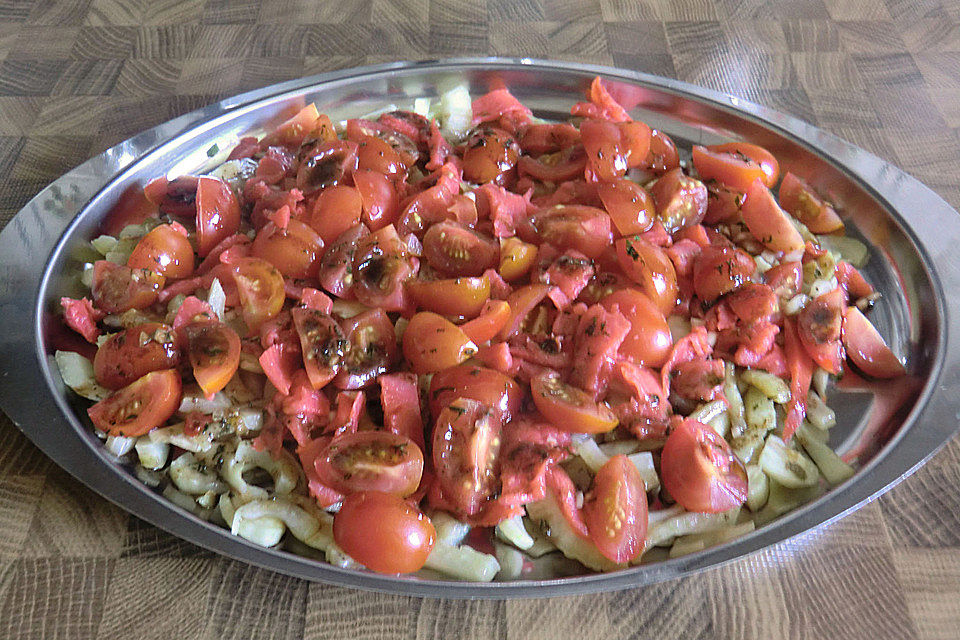 Marinierter Fenchel mit Räucherlachs und Kirschtomaten