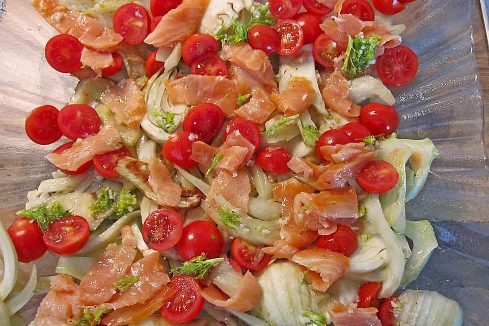 Marinierter Fenchel mit Räucherlachs und Kirschtomaten