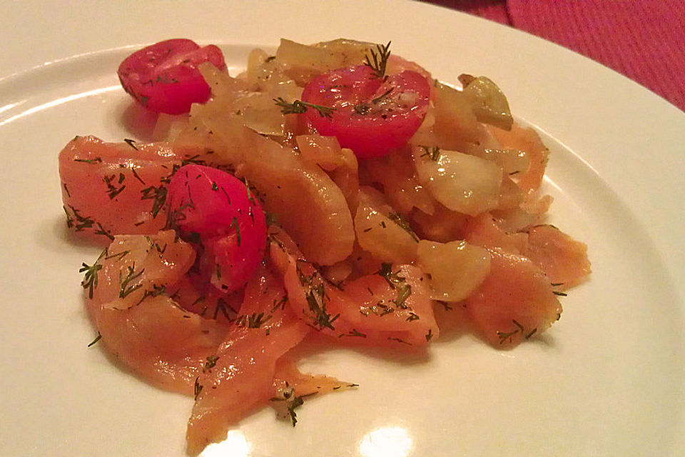 Marinierter Fenchel mit Räucherlachs und Kirschtomaten