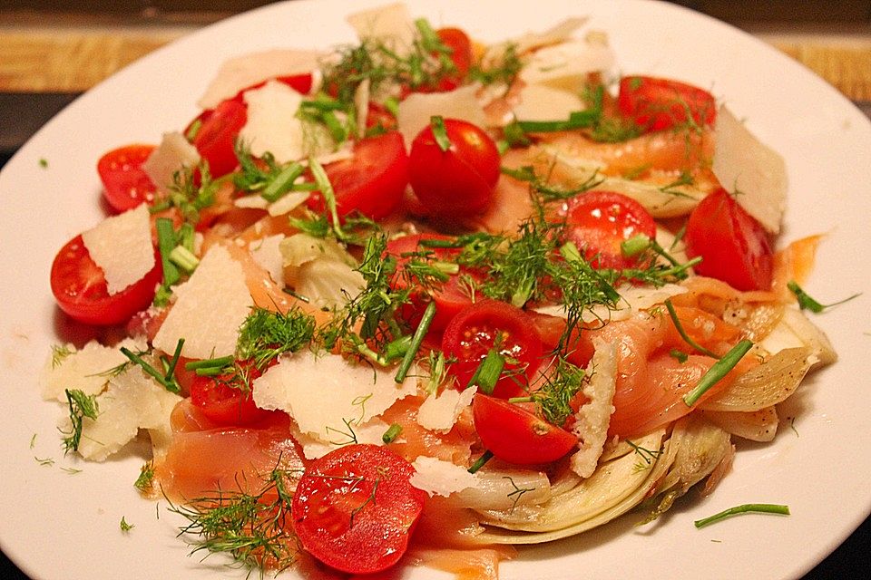 Marinierter Fenchel mit Räucherlachs und Kirschtomaten