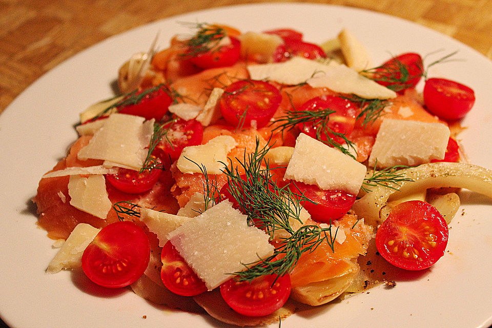 Marinierter Fenchel mit Räucherlachs und Kirschtomaten