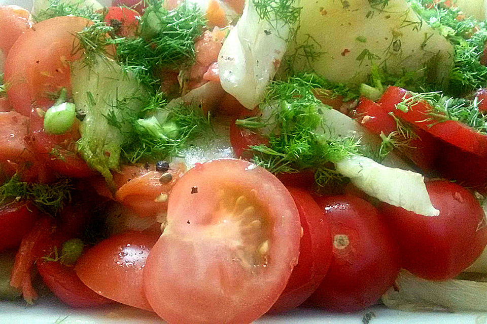 Marinierter Fenchel mit Räucherlachs und Kirschtomaten