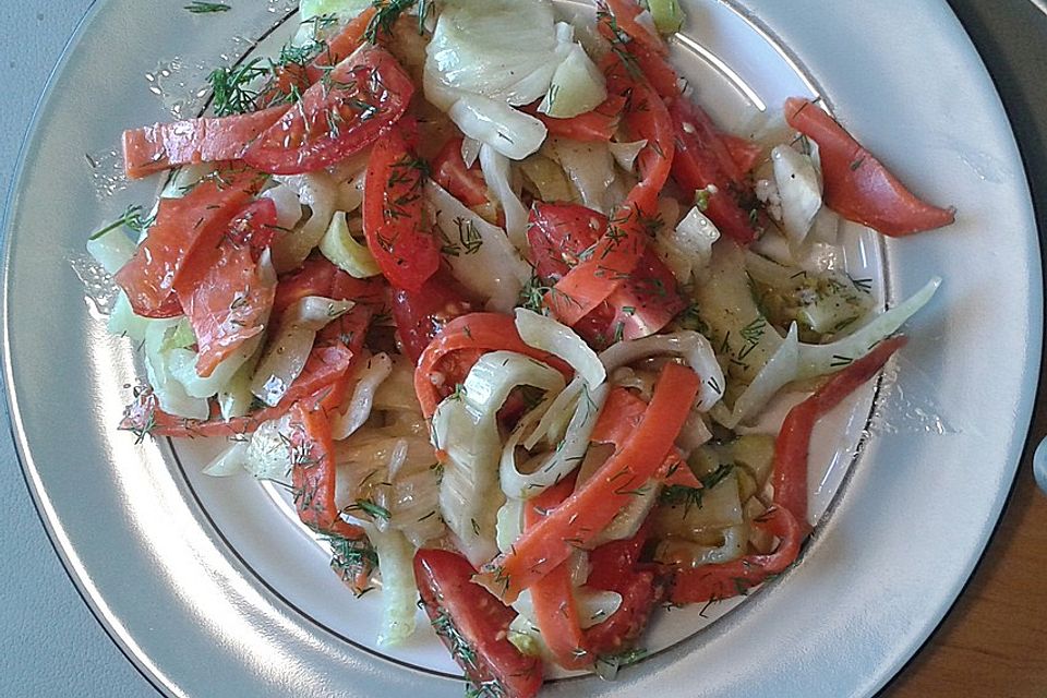 Marinierter Fenchel mit Räucherlachs und Kirschtomaten