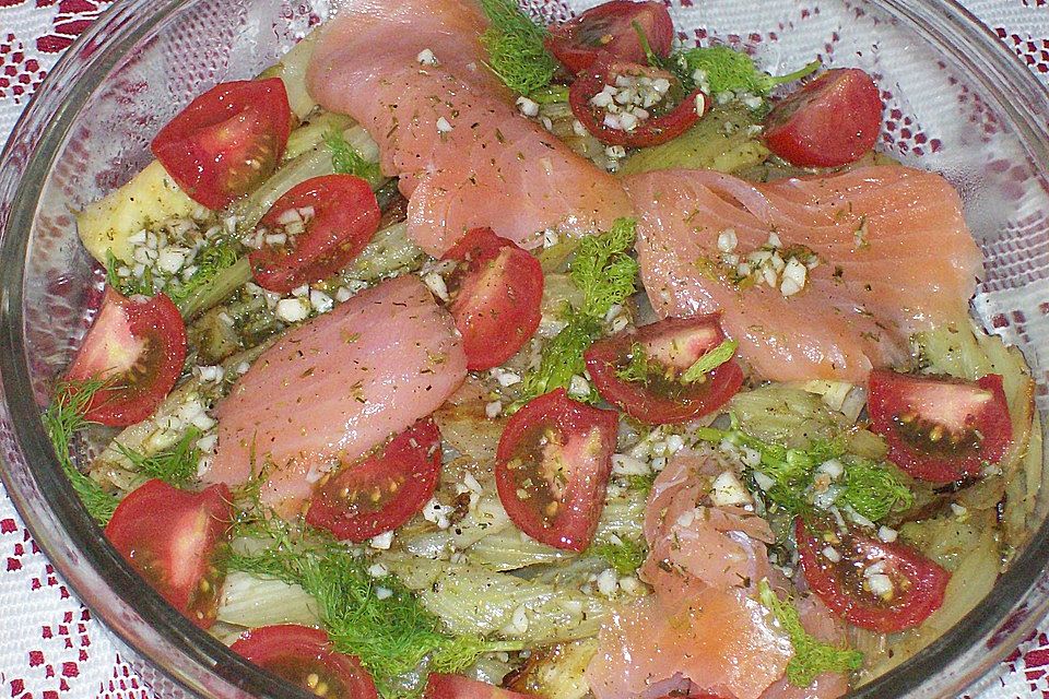 Marinierter Fenchel mit Räucherlachs und Kirschtomaten