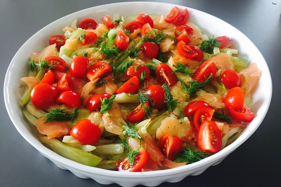 Marinierter Fenchel mit Räucherlachs und Kirschtomaten