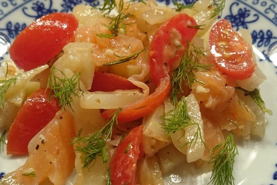 Marinierter Fenchel mit Räucherlachs und Kirschtomaten