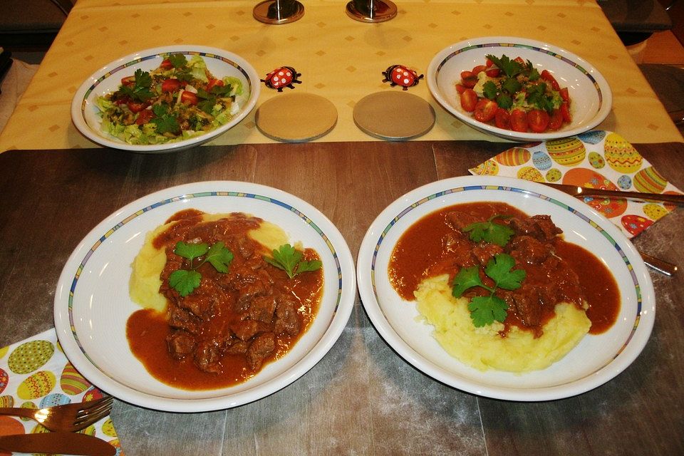 Wiener Saftgulasch mit Beinscheiben Wiener Saftgulasch mit Beinscheiben