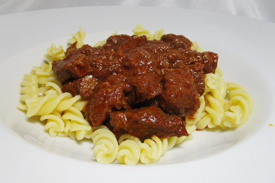 Wiener Saftgulasch mit Beinscheiben Wiener Saftgulasch mit Beinscheiben