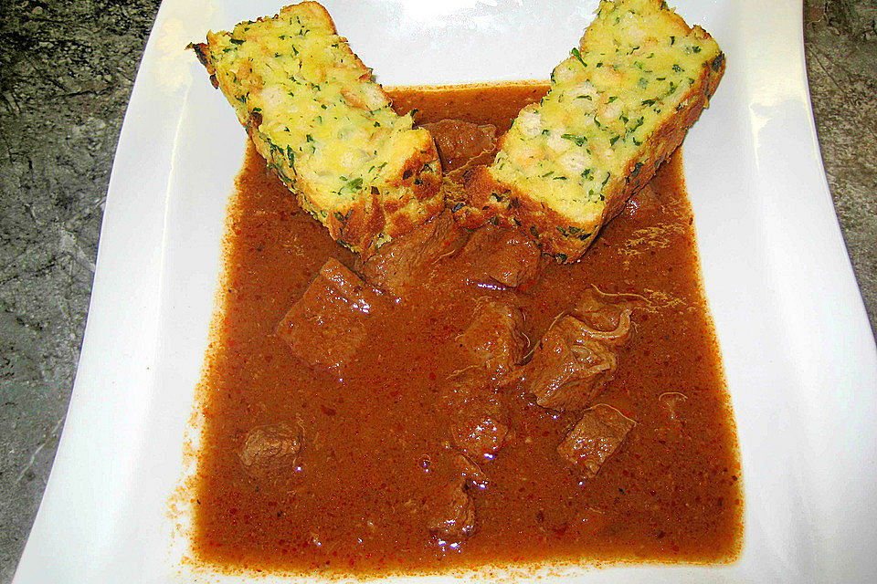 Wiener Saftgulasch mit Beinscheiben Wiener Saftgulasch mit Beinscheiben