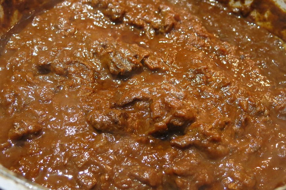 Wiener Saftgulasch mit Beinscheiben Wiener Saftgulasch mit Beinscheiben