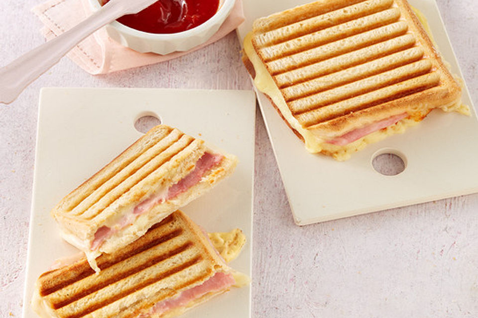 Schinken - Käse - Toast mit Zwiebel