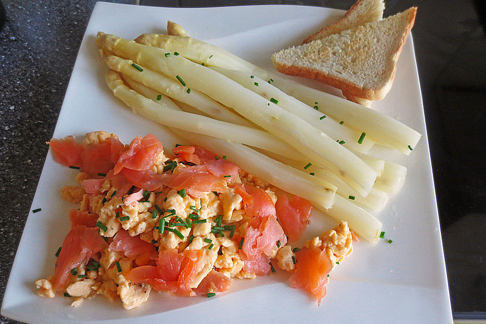 Spargel auf Rührei mit Räucherlachs