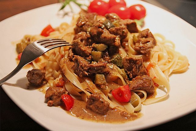 Rinderragout mit rosa Pfefferbeeren und Limettennudeln von Stiermädchen ... Rinderragout mit rosa Pfefferbeeren und Limettennudeln von Stiermädchen ...