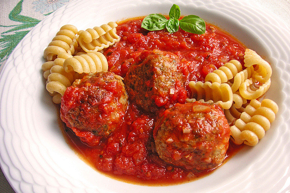 Hackfleischbällchen mit Zitronenschale in Tomatensauce