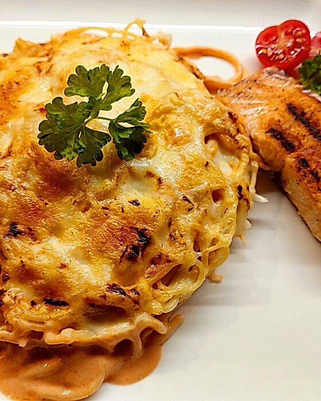 Überbackene Spaghetti mit Tomatensauce und Sauce Hollandaise