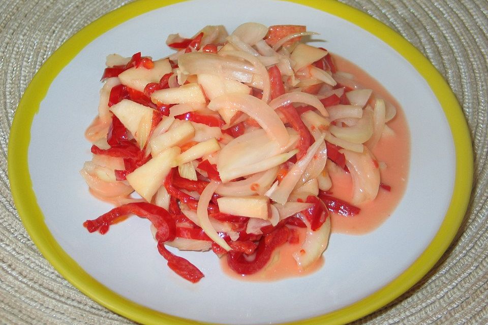 Zwiebelsalat mit Paprika und Äpfeln