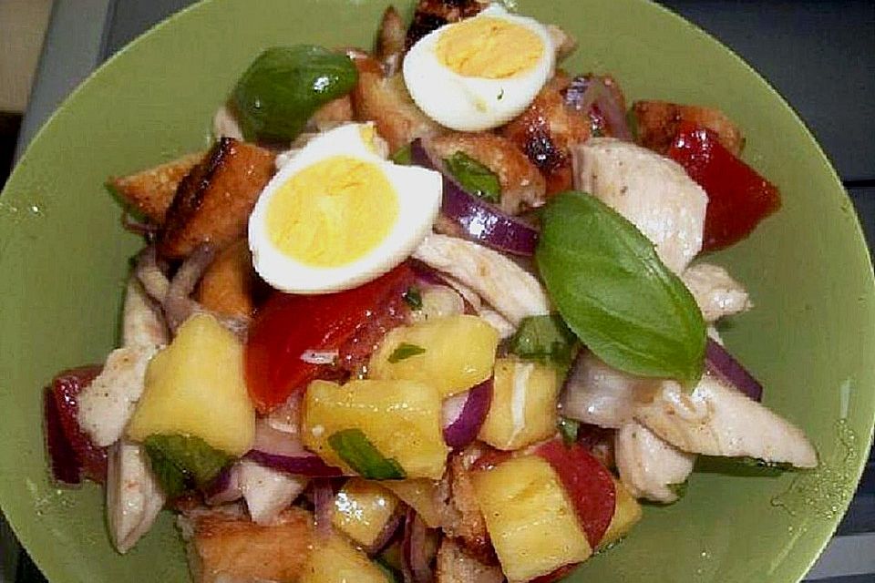 Tomaten - Ananas - Brotsalat mit Hähnchenfiletstreifen Tomaten - Ananas - Brotsalat mit Hähnchenfiletstreifen