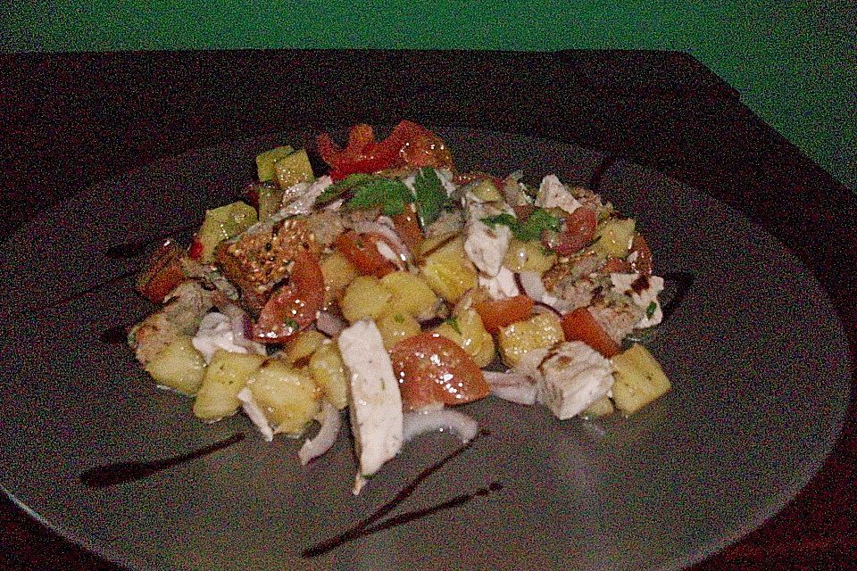 Tomaten - Ananas - Brotsalat mit Hähnchenfiletstreifen Tomaten - Ananas - Brotsalat mit Hähnchenfiletstreifen