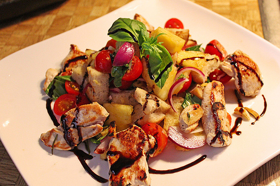 Tomaten - Ananas - Brotsalat mit Hähnchenfiletstreifen